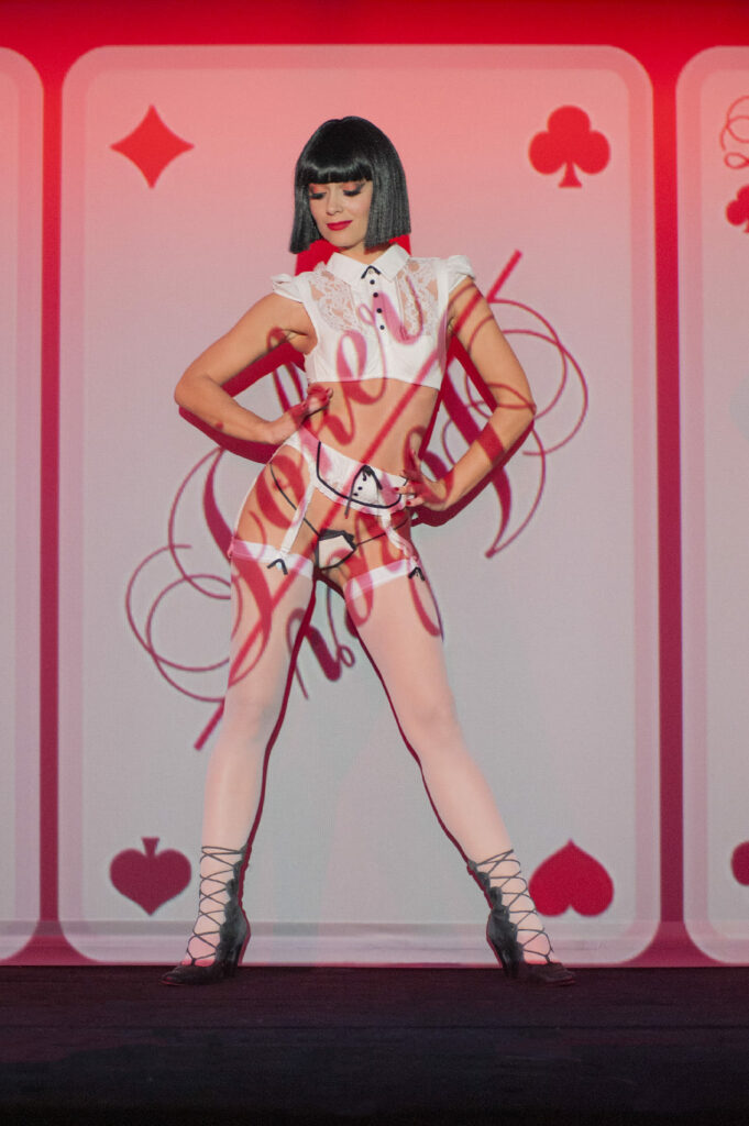 Scène Reine des Cœurs Crazy Horse Antoine Poupel